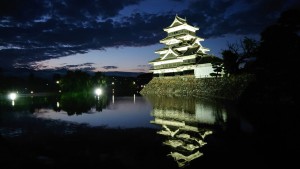 夕暮れ時の国宝松本城