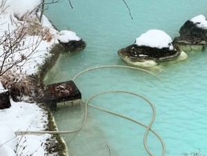 雪の中の野天風呂清掃