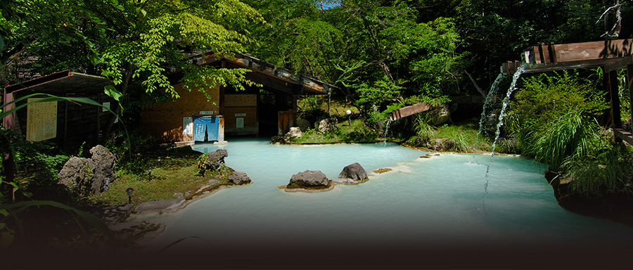 白骨温泉「泡の湯」はにごり湯の大露天風呂で男女共有大露天風呂です。